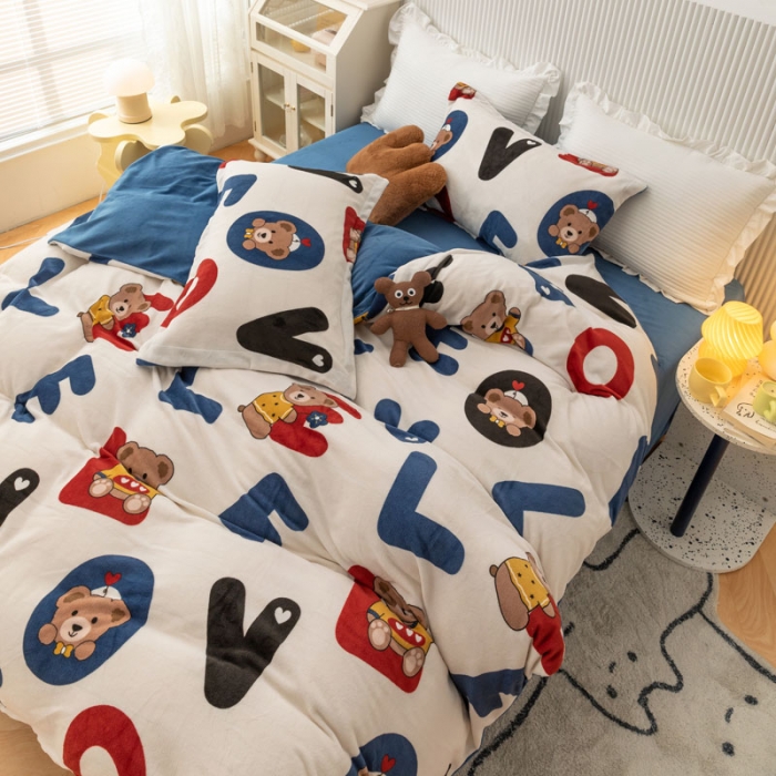 91家纺网 家纺一手货源 找家纺 梦家居 2022新款秋冬牛奶绒四件套 字母小熊