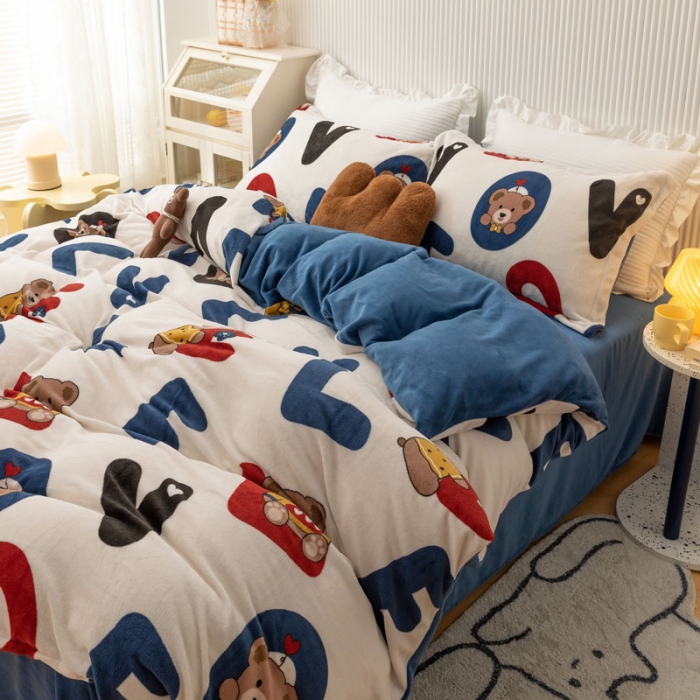 91家纺网 家纺一手货源 找家纺 梦家居 2022新款秋冬牛奶绒四件套 字母小熊