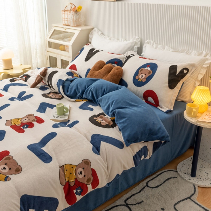 91家纺网 家纺一手货源 找家纺 梦家居 2022新款秋冬牛奶绒四件套 字母小熊