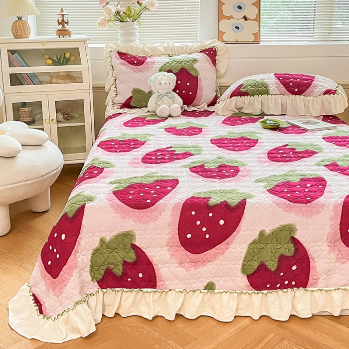 91家纺网 家纺一手货源 找家纺 安哆啦 2022新款牛奶绒花边夹棉床盖 床盖-草莓甜心