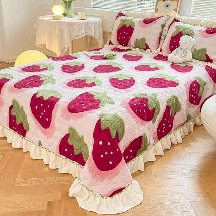 91家纺网 家纺一手货源 找家纺 安哆啦 2022新款牛奶绒花边夹棉床盖 床盖-草莓甜心