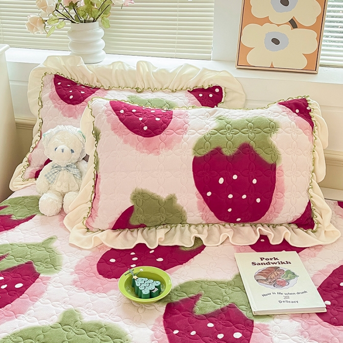 91家纺网 家纺一手货源 找家纺 安哆啦 2022新款牛奶绒花边夹棉床盖 床盖-草莓甜心