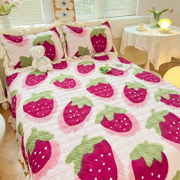 91家纺网 家纺一手货源 找家纺 安哆啦 2022新款牛奶绒花边夹棉床盖 床盖-草莓甜心