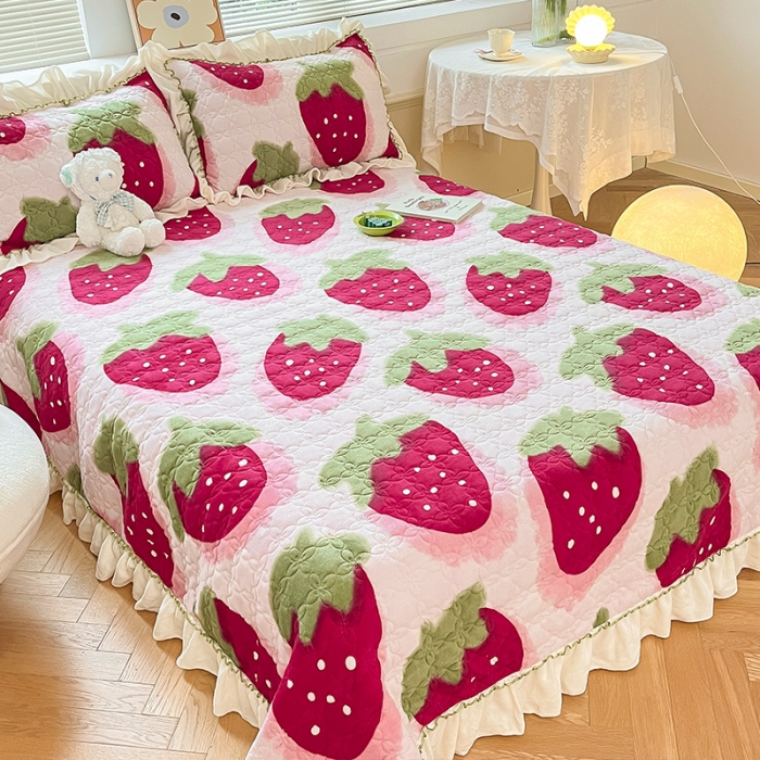 91家纺网 家纺一手货源 找家纺 安哆啦 2022新款牛奶绒花边夹棉床盖 床盖-草莓甜心