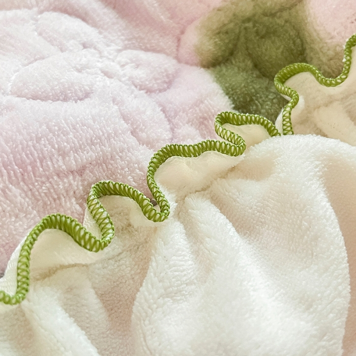 91家纺网 家纺一手货源 找家纺 安哆啦 2022新款牛奶绒花边夹棉床盖 床盖-草莓甜心