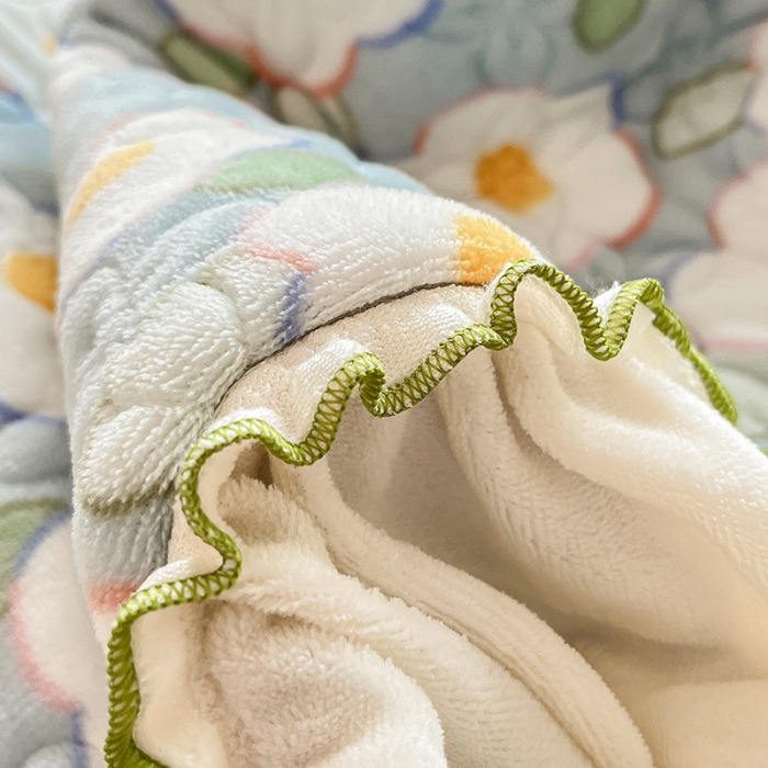 91家纺网 家纺一手货源 找家纺 安哆啦 2022新款牛奶绒花边夹棉床盖 床盖-淡蓝花海