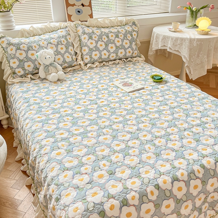 91家纺网 家纺一手货源 找家纺 安哆啦 2022新款牛奶绒花边夹棉床盖 床盖-淡蓝花海