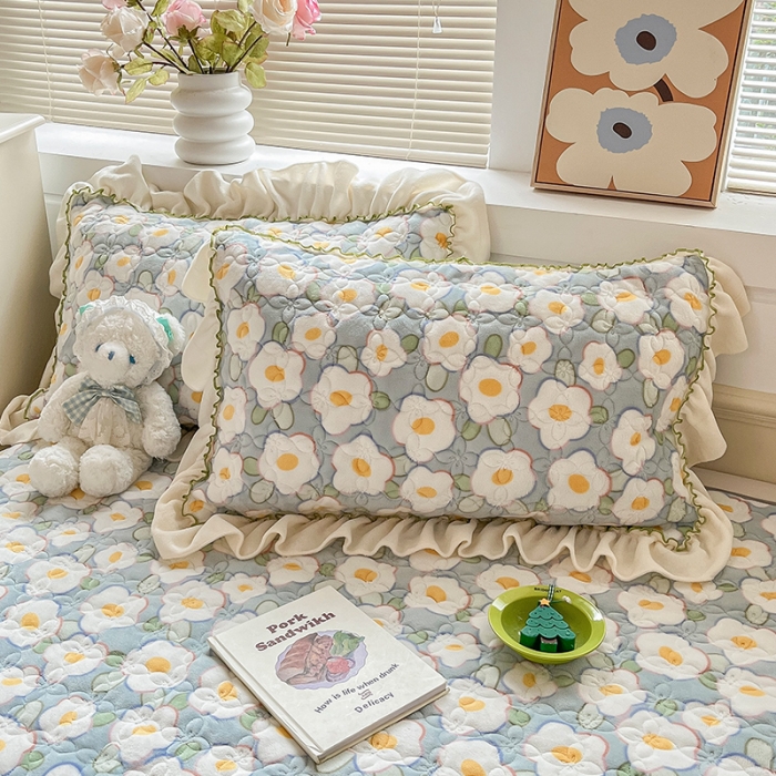 91家纺网 家纺一手货源 找家纺 安哆啦 2022新款牛奶绒花边夹棉床盖 床盖-淡蓝花海