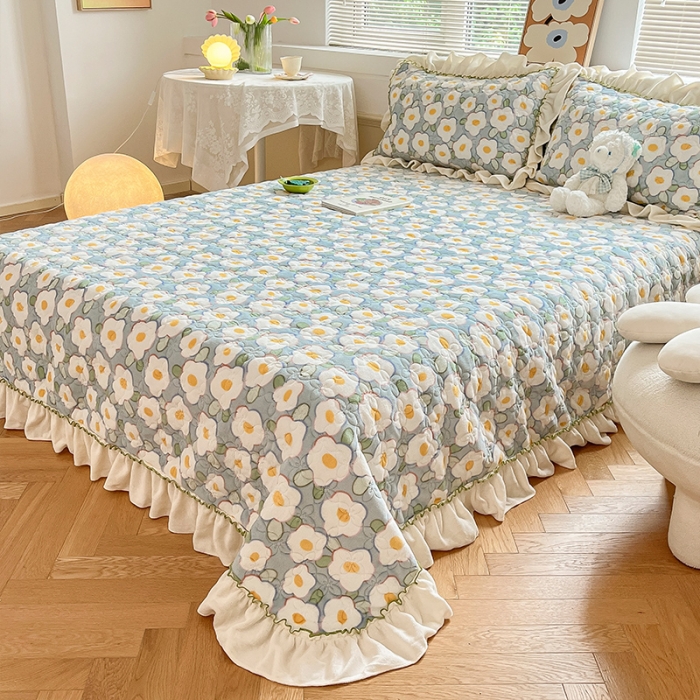 91家纺网 家纺一手货源 找家纺 安哆啦 2022新款牛奶绒花边夹棉床盖 床盖-淡蓝花海