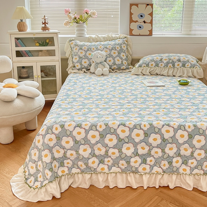 91家纺网 家纺一手货源 找家纺 安哆啦 2022新款牛奶绒花边夹棉床盖 床盖-淡蓝花海