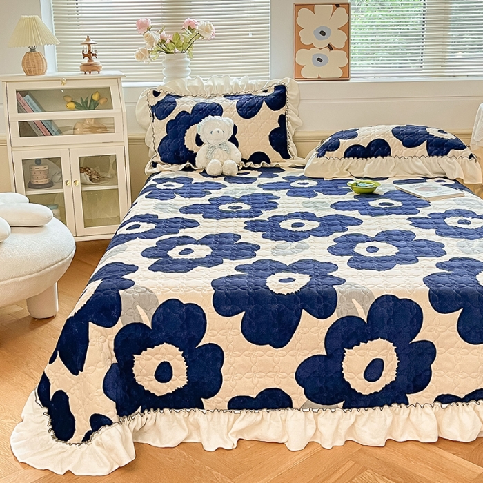91家纺网 家纺一手货源 找家纺 安哆啦 2022新款牛奶绒花边夹棉床盖 床盖-复古蓝花