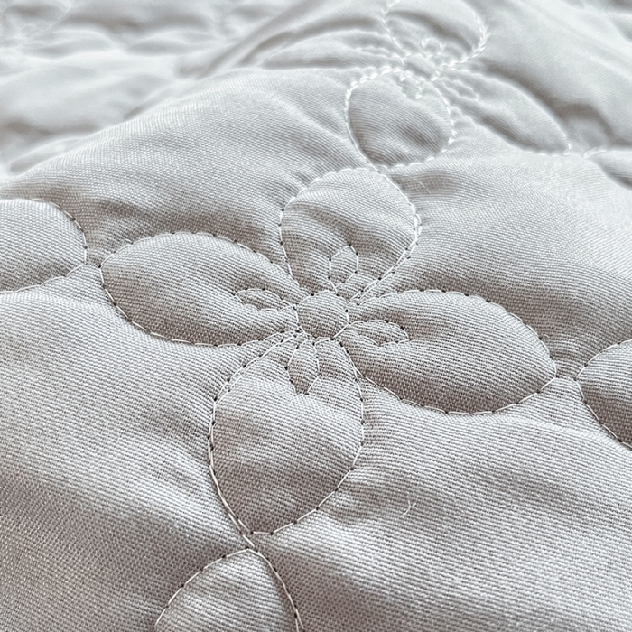 91家纺网 家纺一手货源 找家纺 安哆啦 2022新款牛奶绒花边夹棉床盖 床盖-复古蓝花