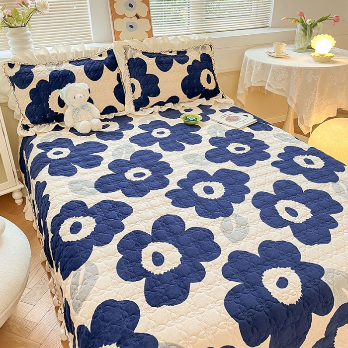 91家纺网 家纺一手货源 找家纺 安哆啦 2022新款牛奶绒花边夹棉床盖 床盖-复古蓝花