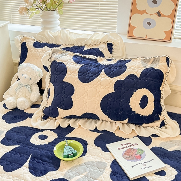 91家纺网 家纺一手货源 找家纺 安哆啦 2022新款牛奶绒花边夹棉床盖 床盖-复古蓝花