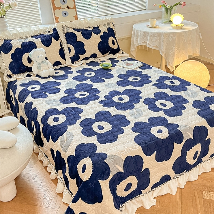 91家纺网 家纺一手货源 找家纺 安哆啦 2022新款牛奶绒花边夹棉床盖 床盖-复古蓝花