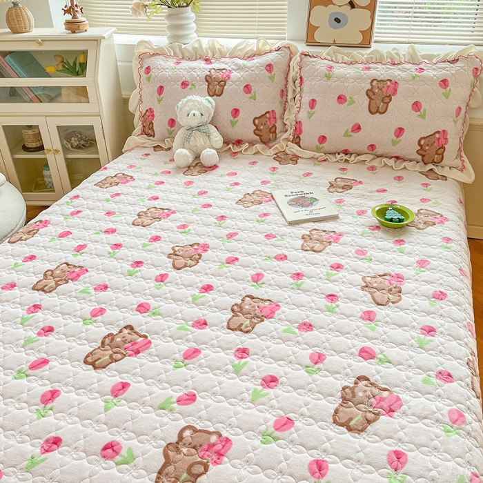 91家纺网 家纺一手货源 找家纺 安哆啦 2022新款牛奶绒花边夹棉床盖 床盖-花朵熊熊