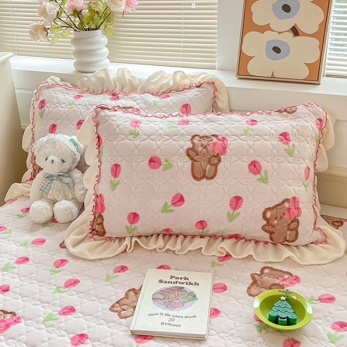 91家纺网 家纺一手货源 找家纺 安哆啦 2022新款牛奶绒花边夹棉床盖 床盖-花朵熊熊