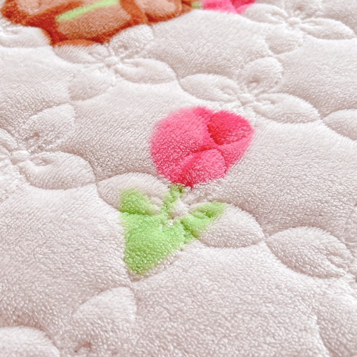 91家纺网 家纺一手货源 找家纺 安哆啦 2022新款牛奶绒花边夹棉床盖 床盖-花朵熊熊