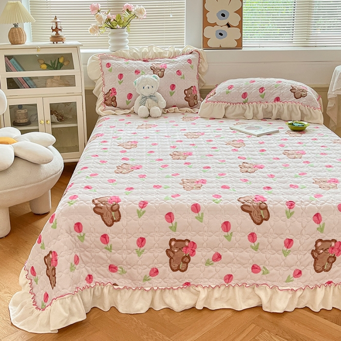 91家纺网 家纺一手货源 找家纺 安哆啦 2022新款牛奶绒花边夹棉床盖 床盖-花朵熊熊