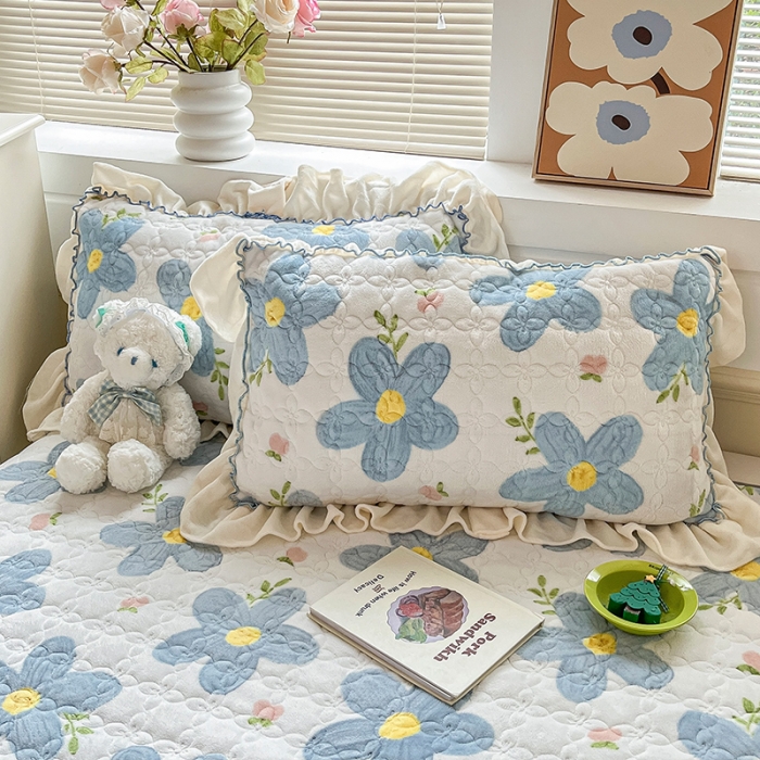 91家纺网 家纺一手货源 找家纺 安哆啦 2022新款牛奶绒花边夹棉床盖 床盖-花园里