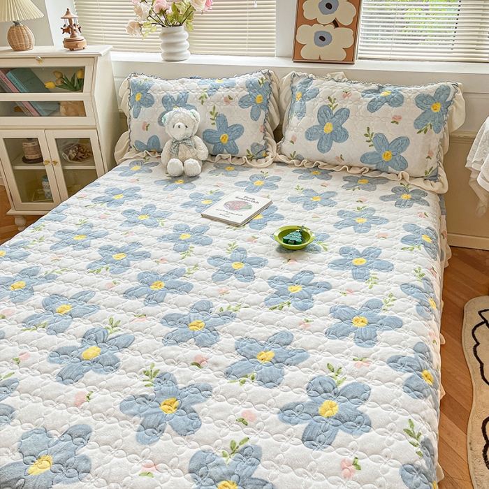 91家纺网 家纺一手货源 找家纺 安哆啦 2022新款牛奶绒花边夹棉床盖 床盖-花园里