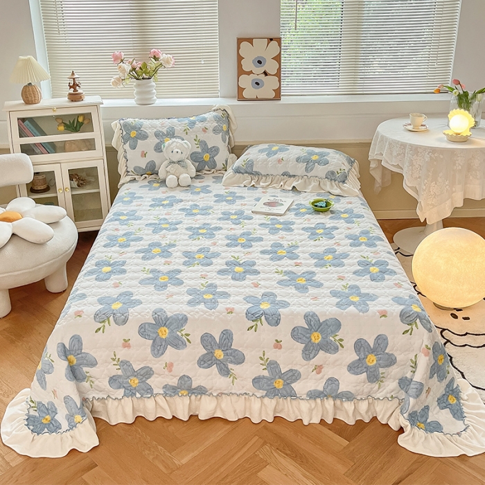 91家纺网 家纺一手货源 找家纺 安哆啦 2022新款牛奶绒花边夹棉床盖 床盖-花园里