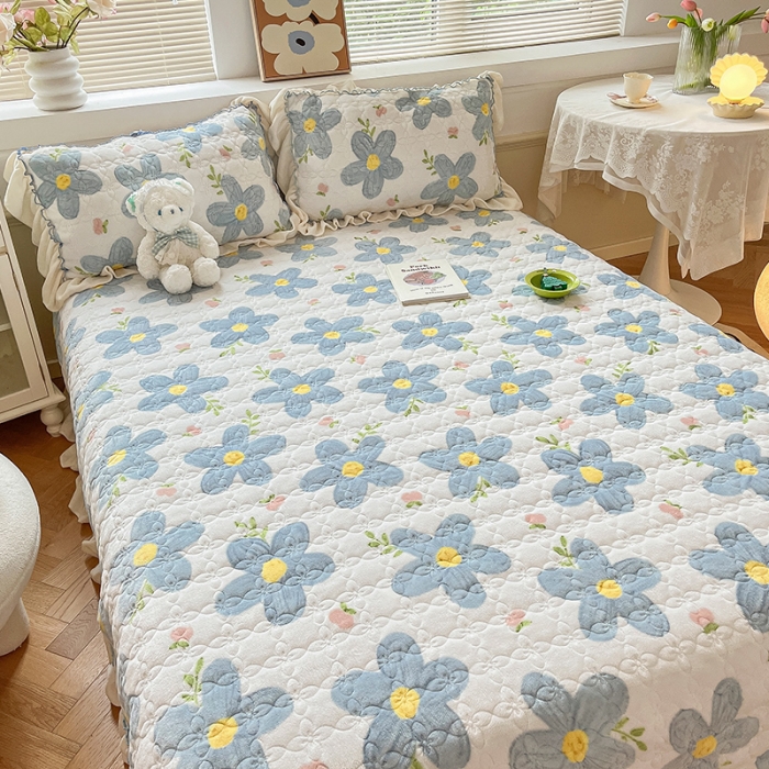 91家纺网 家纺一手货源 找家纺 安哆啦 2022新款牛奶绒花边夹棉床盖 床盖-花园里