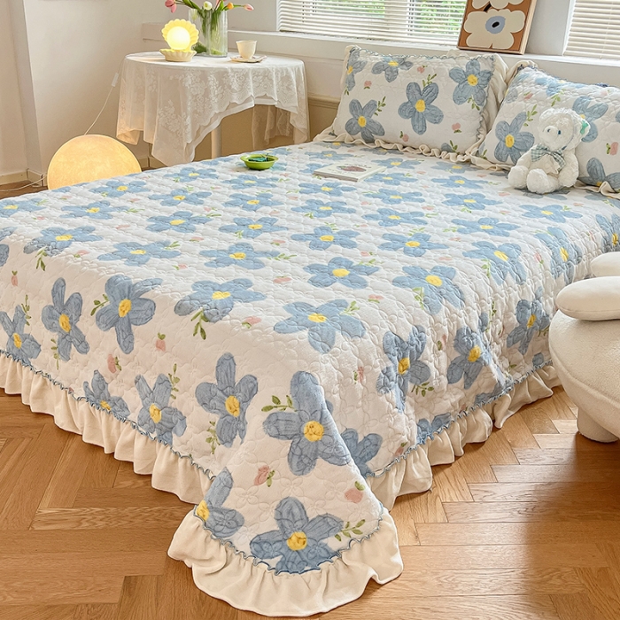 91家纺网 家纺一手货源 找家纺 安哆啦 2022新款牛奶绒花边夹棉床盖 床盖-花园里