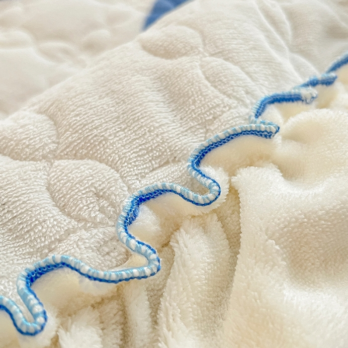 91家纺网 家纺一手货源 找家纺 安哆啦 2022新款牛奶绒花边夹棉床盖 床盖-蓝色爱心虎