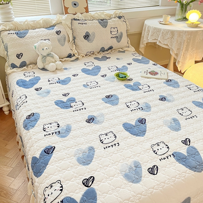 91家纺网 家纺一手货源 找家纺 安哆啦 2022新款牛奶绒花边夹棉床盖 床盖-蓝色爱心虎