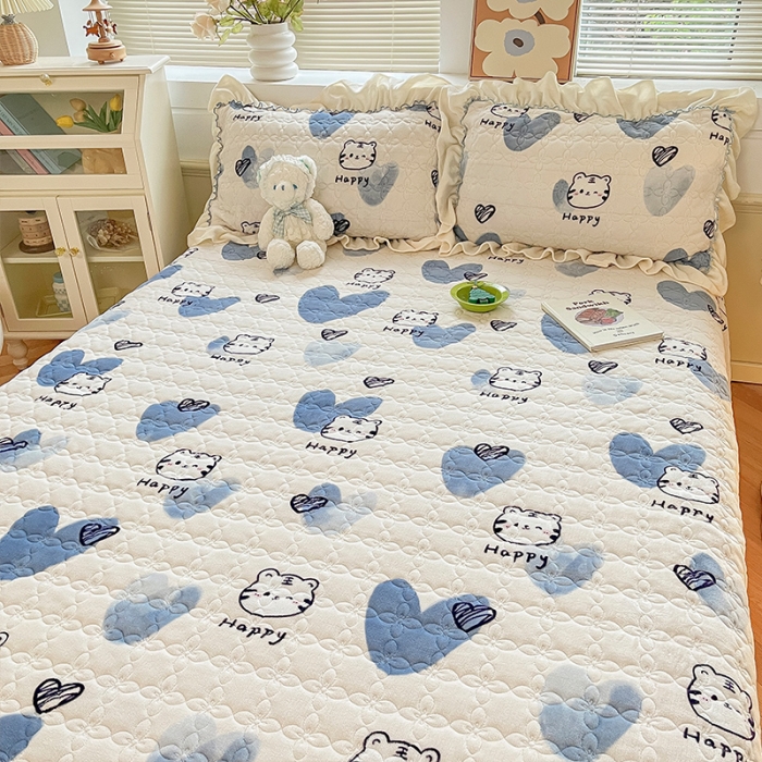 91家纺网 家纺一手货源 找家纺 安哆啦 2022新款牛奶绒花边夹棉床盖 床盖-蓝色爱心虎