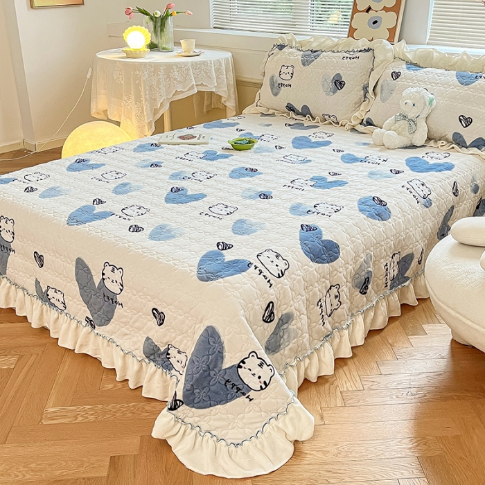 91家纺网 家纺一手货源 找家纺 安哆啦 2022新款牛奶绒花边夹棉床盖 床盖-蓝色爱心虎