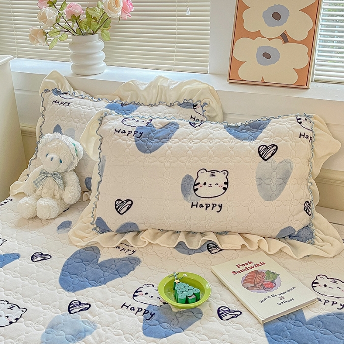91家纺网 家纺一手货源 找家纺 安哆啦 2022新款牛奶绒花边夹棉床盖 床盖-蓝色爱心虎