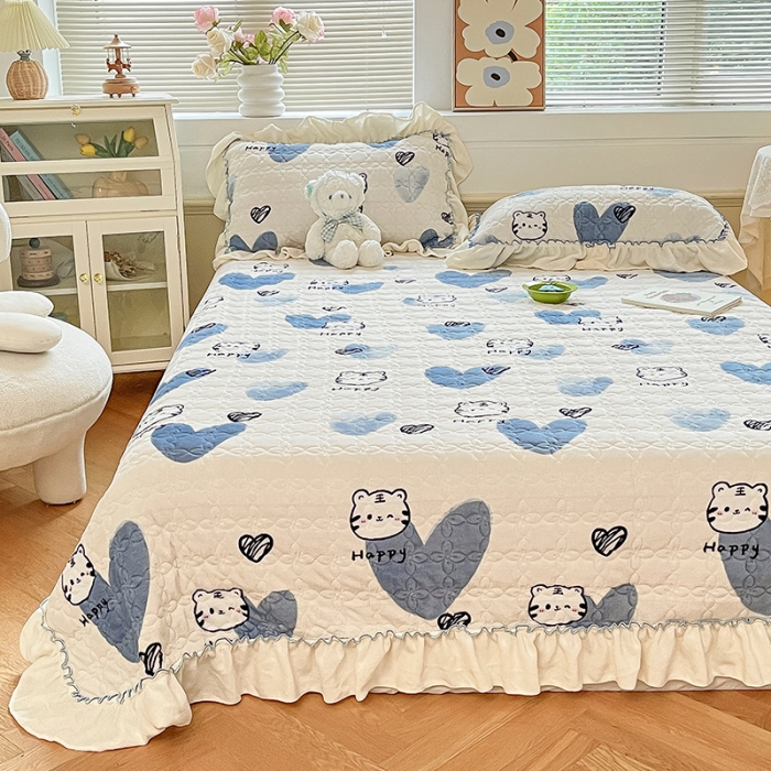 91家纺网 家纺一手货源 找家纺 安哆啦 2022新款牛奶绒花边夹棉床盖 床盖-蓝色爱心虎