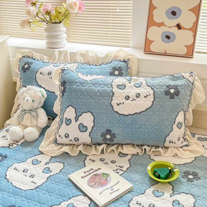 91家纺网 家纺一手货源 找家纺 安哆啦 2022新款牛奶绒花边夹棉床盖 床盖-萌萌兔