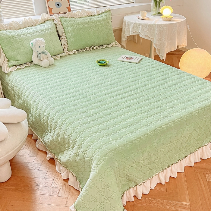 91家纺网 家纺一手货源 找家纺 安哆啦 2022新款牛奶绒花边夹棉床盖 床盖-嫩橘绿