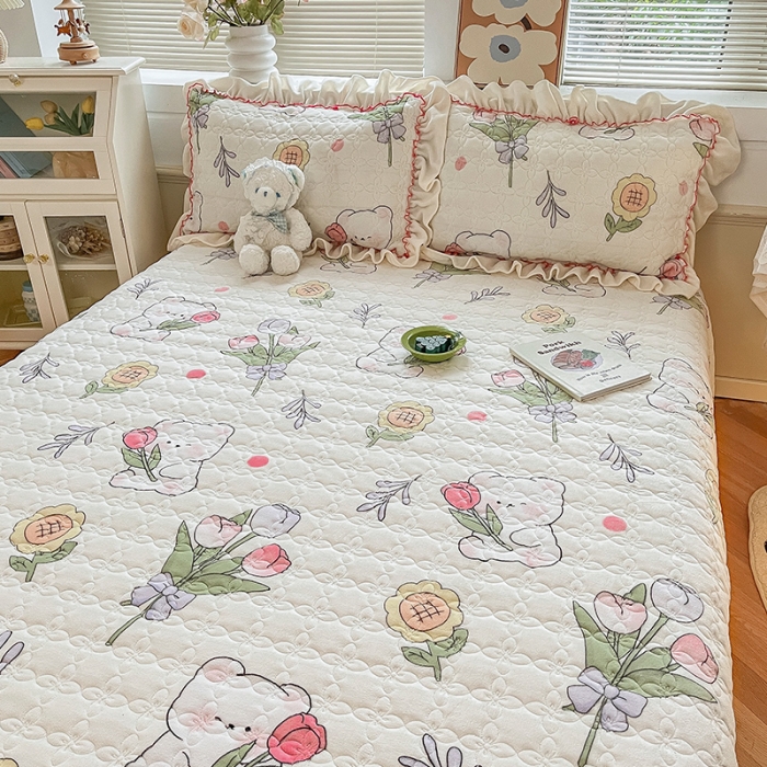 91家纺网 家纺一手货源 找家纺 安哆啦 2022新款牛奶绒花边夹棉床盖 床盖-捧花小熊