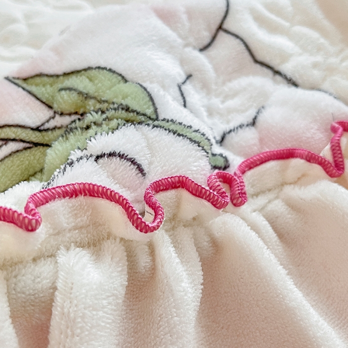 91家纺网 家纺一手货源 找家纺 安哆啦 2022新款牛奶绒花边夹棉床盖 床盖-捧花小熊