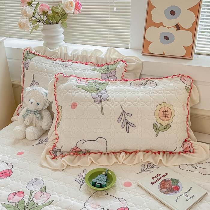 91家纺网 家纺一手货源 找家纺 安哆啦 2022新款牛奶绒花边夹棉床盖 床盖-捧花小熊