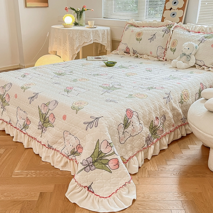 91家纺网 家纺一手货源 找家纺 安哆啦 2022新款牛奶绒花边夹棉床盖 床盖-捧花小熊