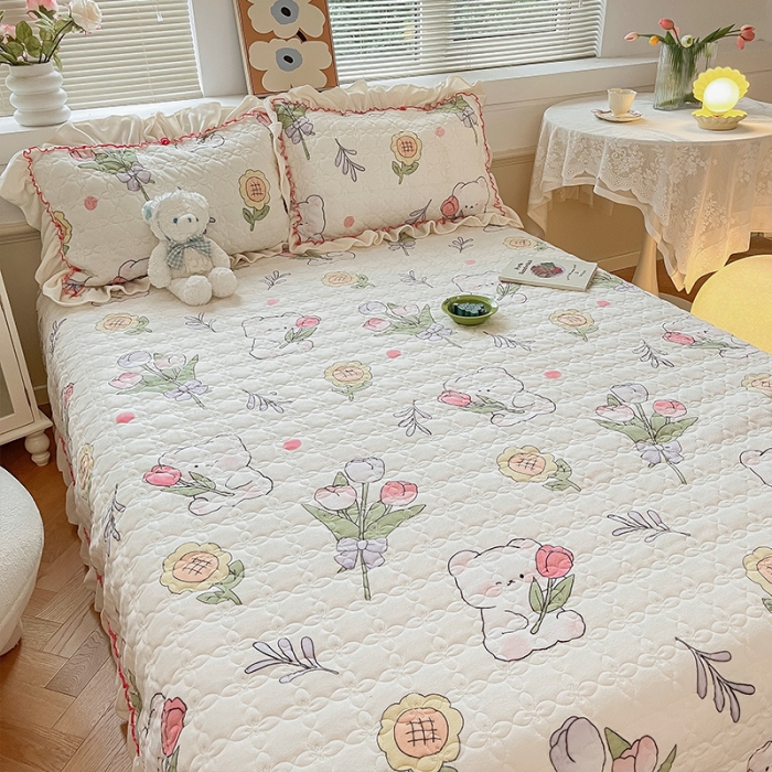 91家纺网 家纺一手货源 找家纺 安哆啦 2022新款牛奶绒花边夹棉床盖 床盖-捧花小熊