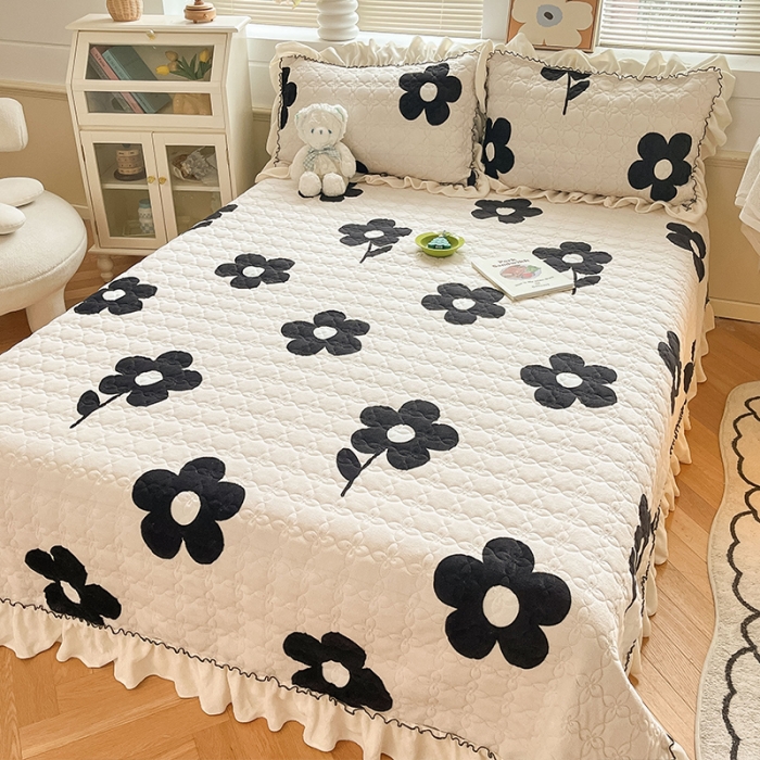 91家纺网 家纺一手货源 找家纺 安哆啦 2022新款牛奶绒花边夹棉床盖 床盖-山茶花花