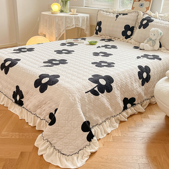 91家纺网 家纺一手货源 找家纺 安哆啦 2022新款牛奶绒花边夹棉床盖 床盖-山茶花花