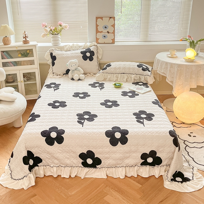 91家纺网 家纺一手货源 找家纺 安哆啦 2022新款牛奶绒花边夹棉床盖 床盖-山茶花花