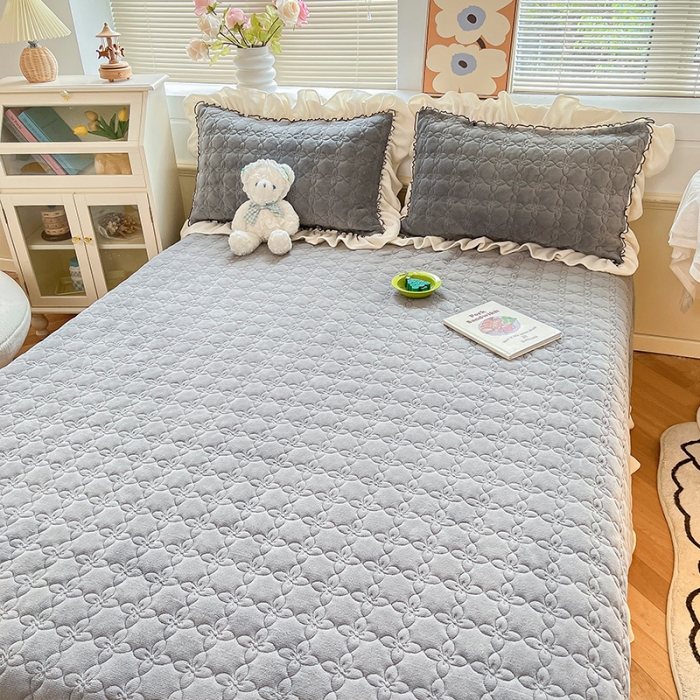 91家纺网 家纺一手货源 找家纺 安哆啦 2022新款牛奶绒花边夹棉床盖 床盖-绅士灰