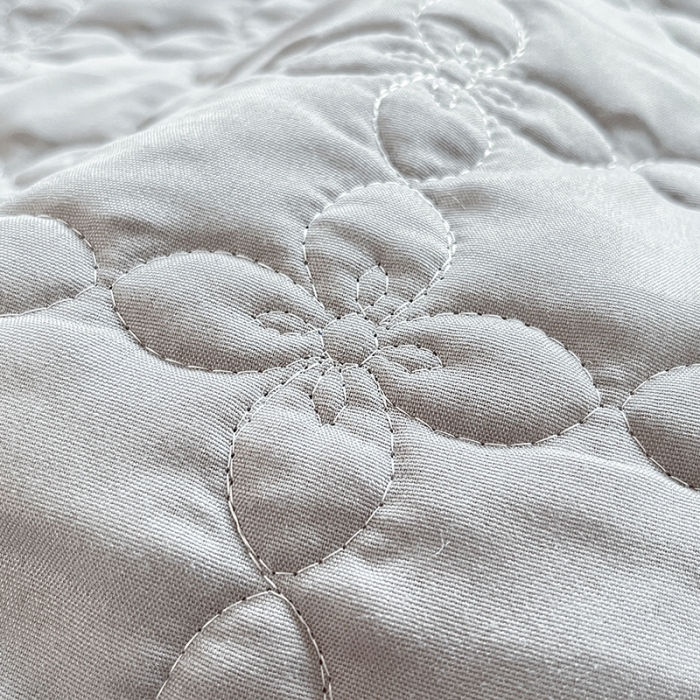 91家纺网 家纺一手货源 找家纺 安哆啦 2022新款牛奶绒花边夹棉床盖 床盖-绅士灰