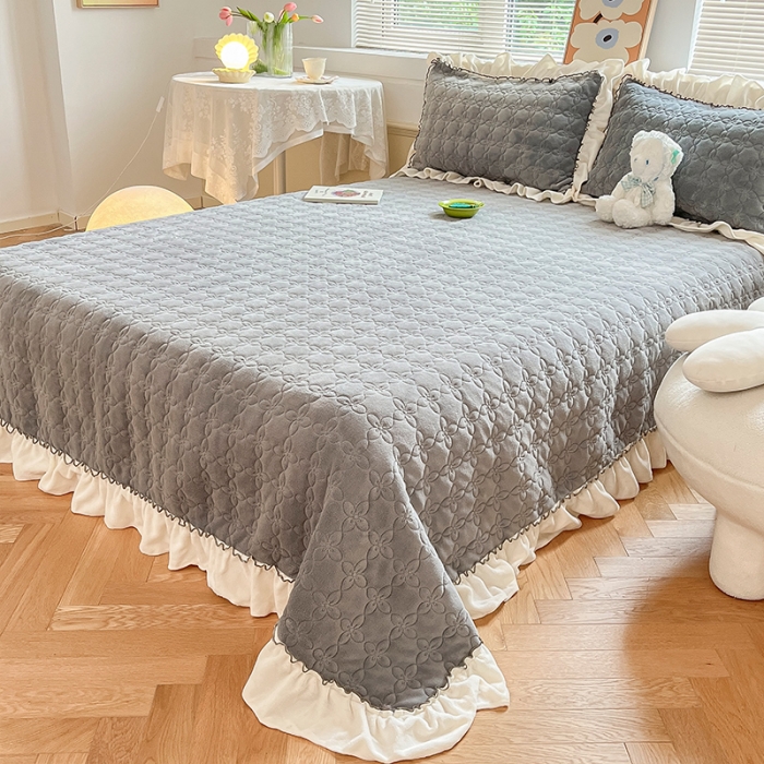 91家纺网 家纺一手货源 找家纺 安哆啦 2022新款牛奶绒花边夹棉床盖 床盖-绅士灰