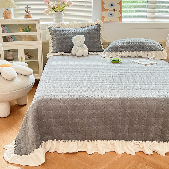 91家纺网 家纺一手货源 找家纺 安哆啦 2022新款牛奶绒花边夹棉床盖 床盖-绅士灰