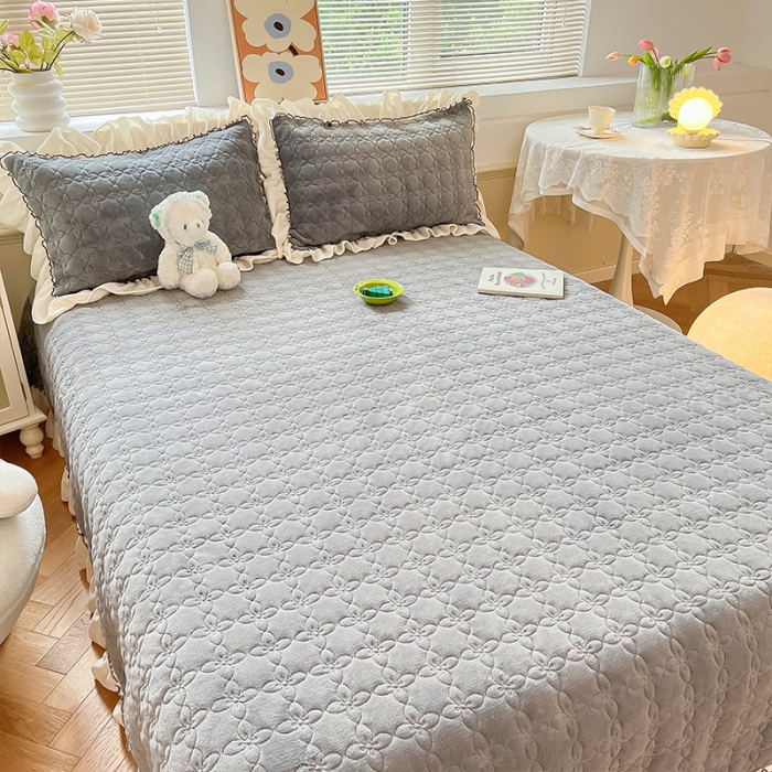 91家纺网 家纺一手货源 找家纺 安哆啦 2022新款牛奶绒花边夹棉床盖 床盖-绅士灰