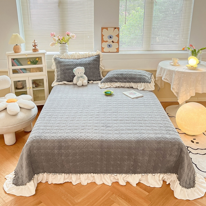 91家纺网 家纺一手货源 找家纺 安哆啦 2022新款牛奶绒花边夹棉床盖 床盖-绅士灰
